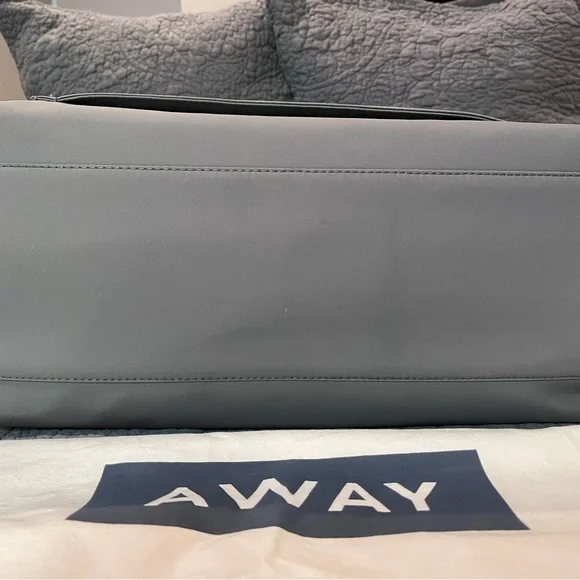 Away The Everywhere Bag with dust bag - Picture 3 of 11